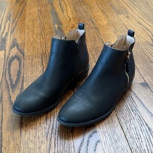 B29 Journee Collection Women 9 Black Ankle Booties with Gold Zipper Preppy